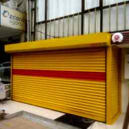 sarı ve kırmızı renkli dükkan kepengi özel olarak boyanmıştır elektrikli kepenk ve otomatik kepenk etiketiyle kullanılmaktadır