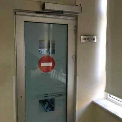 90 derece açılan otomatik kapı sensörlü hastane kapısı