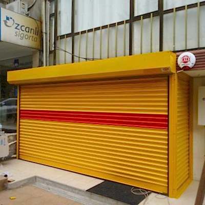 sarı ve kırmızı renkli dükkan kepengi özel olarak boyanmıştır elektrikli kepenk ve otomatik kepenk etiketiyle kullanılmaktadır