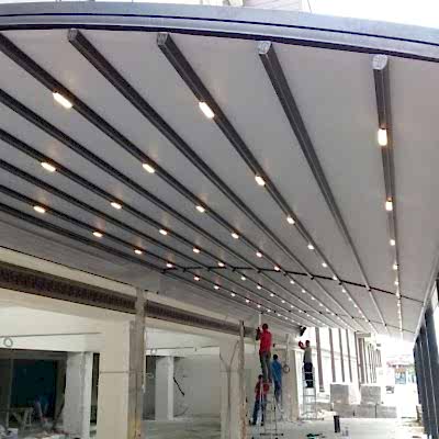 otomatik ışıklı tente ve eğrili sistemin görüntüsü