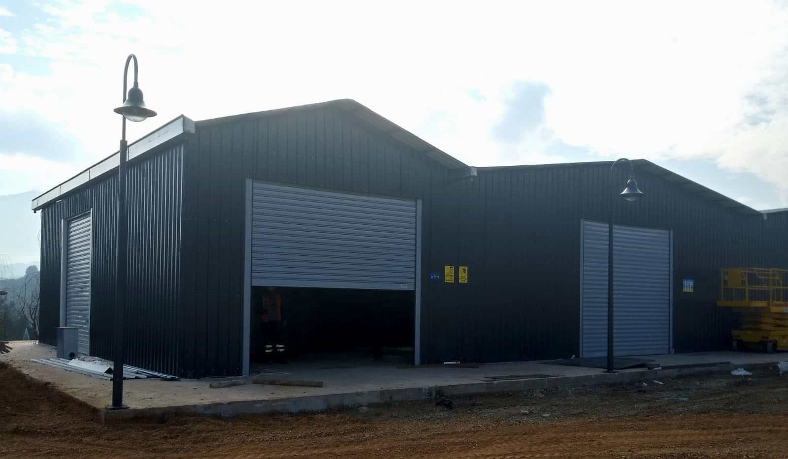 Fabrika kapılarına endüstriyel tip olan otomatik kepenk hizmetleri ve kumandalı kontrol sistemidir.