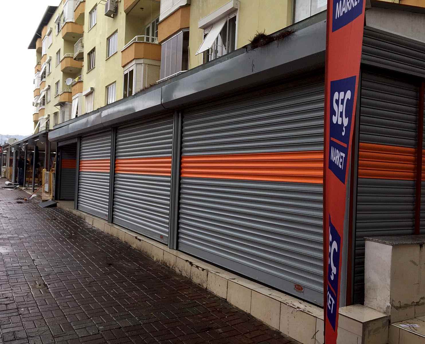Seç Market mağazalarının Ege Bölge işini üstlenen firmamız tüm otomatik kepenk işlerini yapmıştır.